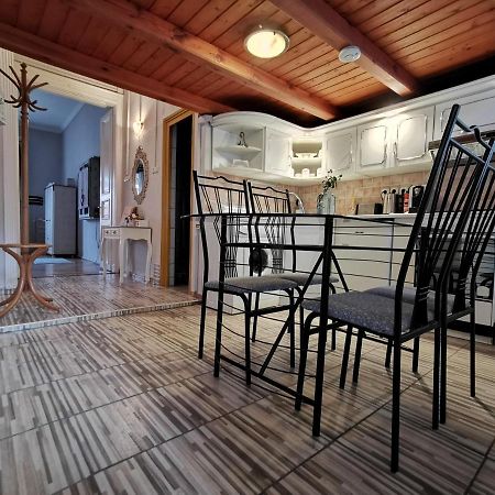 Belvárosi Vintage Apartman a sétálóutcán Miskolc Esterno foto